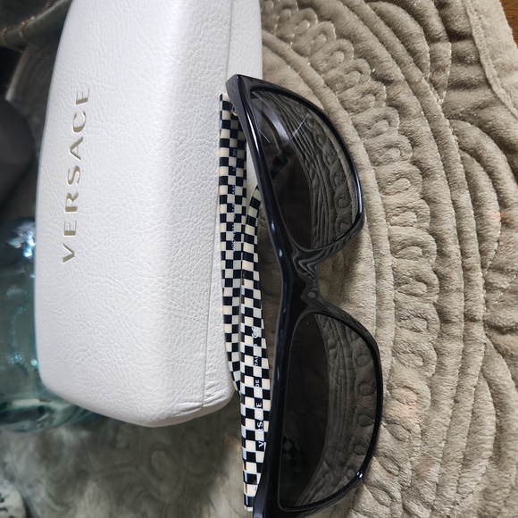 Versace sunglasses gently used.  Like new - Picture 10 of 10